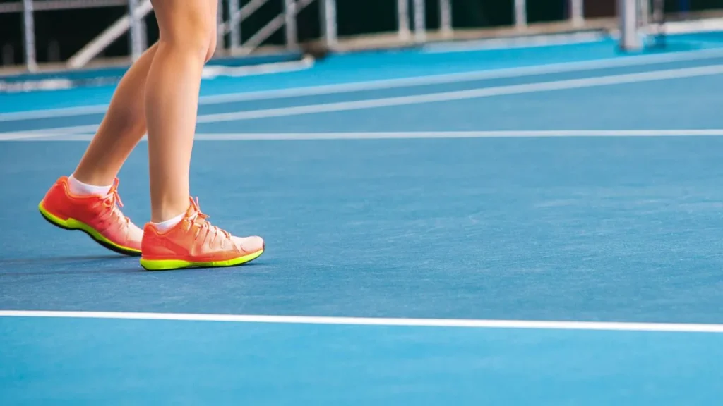 fit tennis shoes on court surface